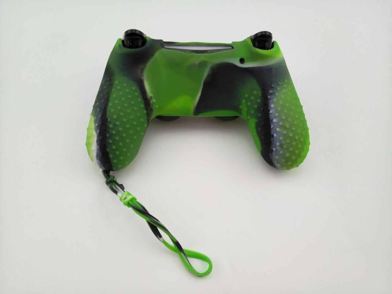 Силиконовый чехол для джойстика PS4 с ремешком(Зеленый Камуфляж)
