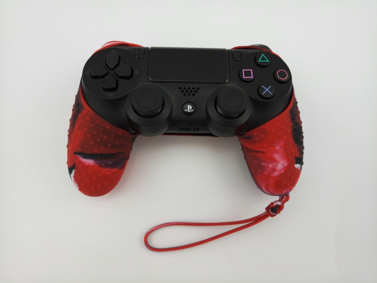 Силиконовый чехол для джойстика PS4 с ремешком(черно красный)